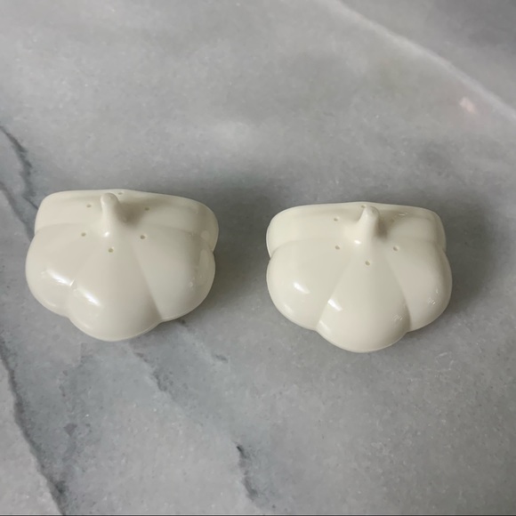 Tupperware Garlic Keeper Magnets Set of 2 New - Picture 2 of 7